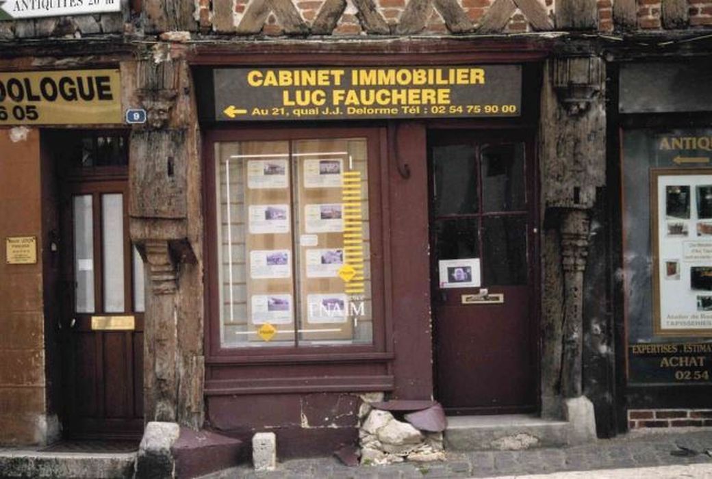 façade sur rue, détail du rez-de-chaussée