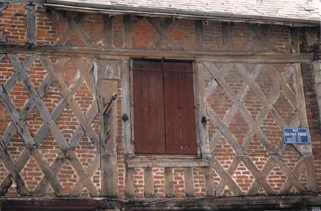 façade sur rue, vue partielle des maçonneries