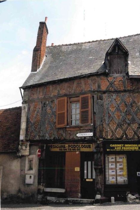 façade sur rue, vue partielle