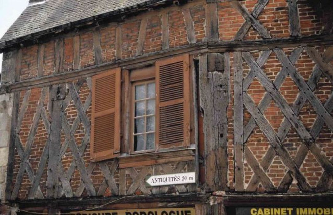 façade sur rue, vue partielle des maçonneries