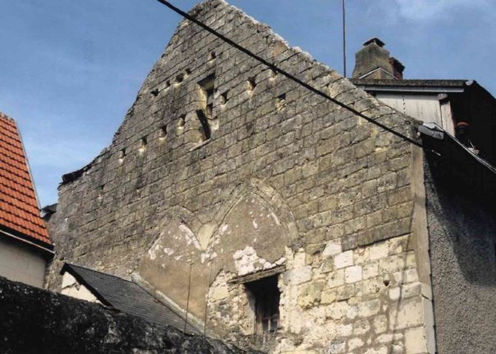 pignon, détail de deux anciennes baies murées
