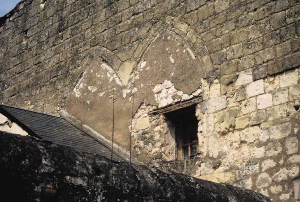 pignon, détail de deux anciennes baies murées