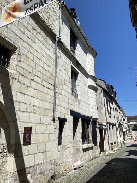 façade sur rue, vue partielle