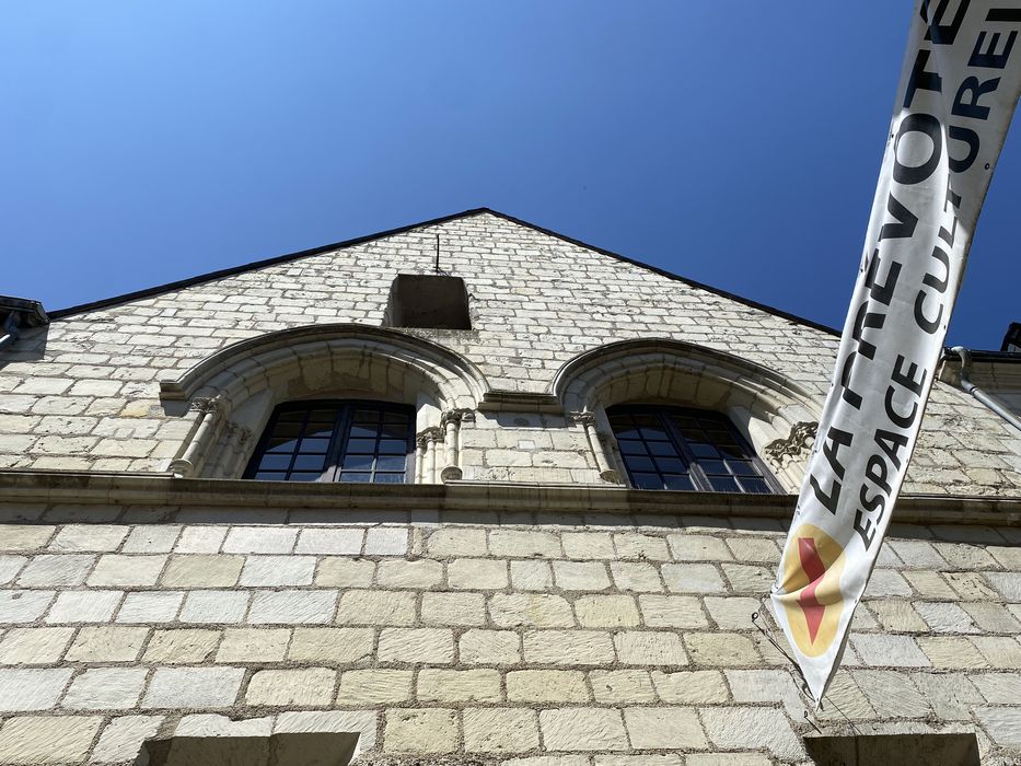 façade sur rue, vue partielle