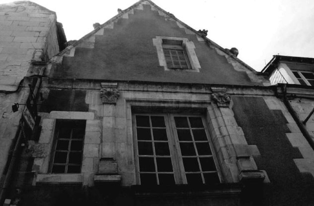 façade sur rue, vue partielle