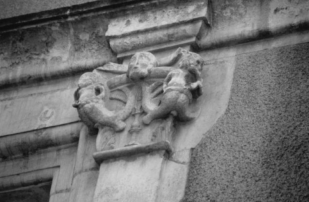 façade sur rue, baie du 1er étage, détail du chapiteau de droite