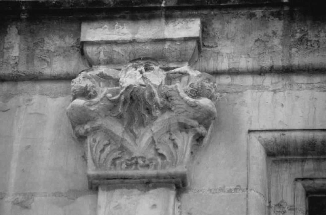 façade sur rue, baie du 1er étage, détail du chapiteau de gauche