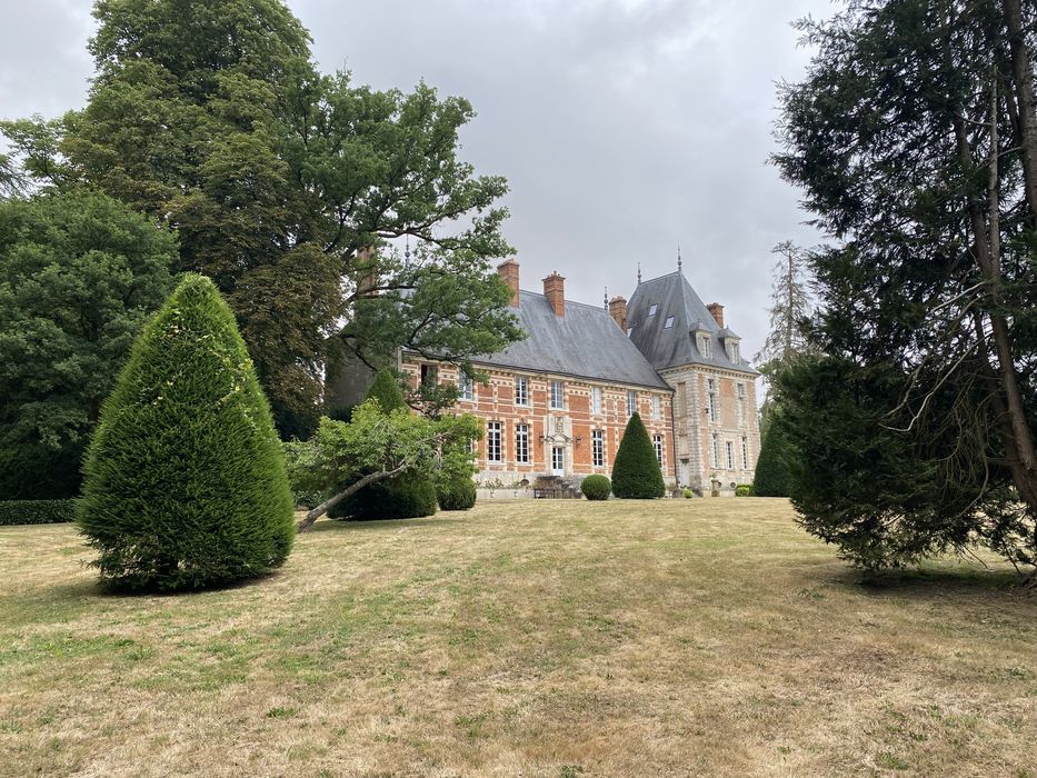 vue partielle du château dans son environnement depuis le Sud-Ouest