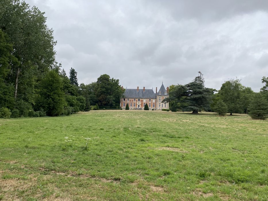 vue partielle du château dans son environnement depuis le Sud