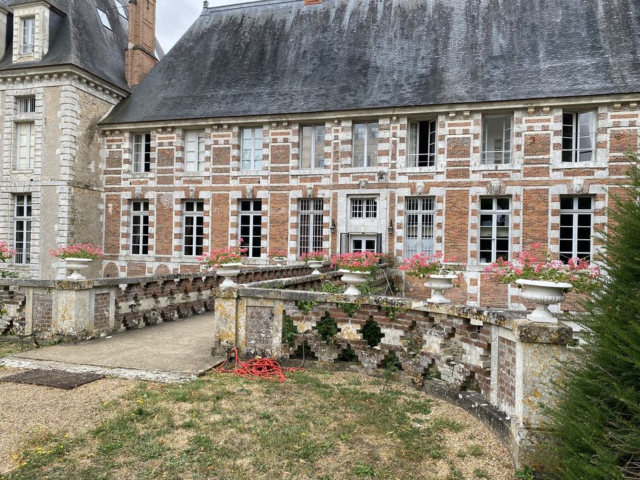 façade nord-est, vue partielle