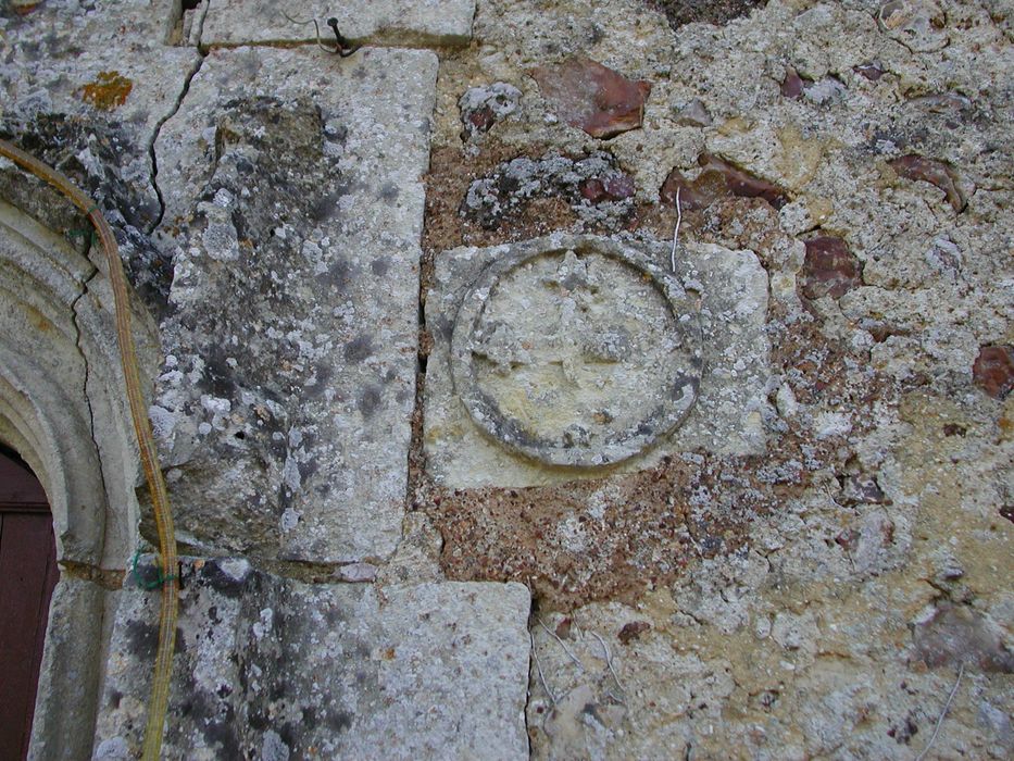 Eglise Notre-Dame de Villevillon : Mur extérieur, détail d’un bas-relief représentant une croix de consécration