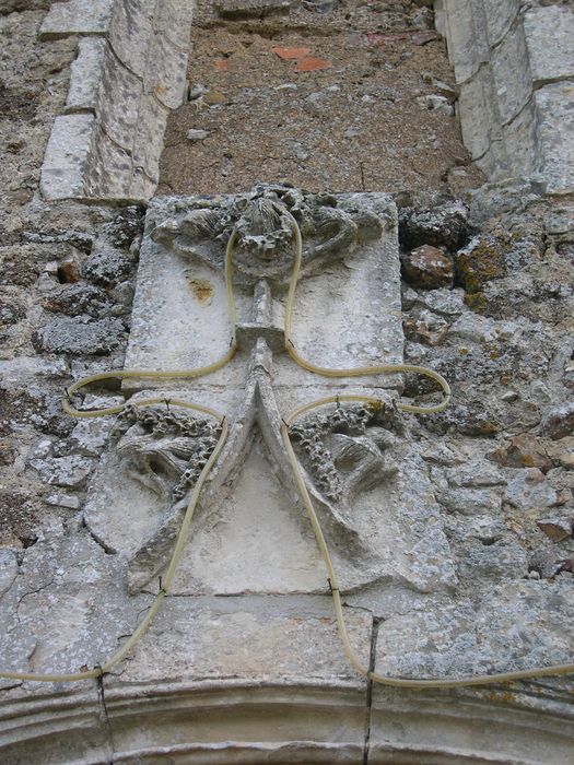 Eglise Notre-Dame de Villevillon : Façade occidentale, portai, détail