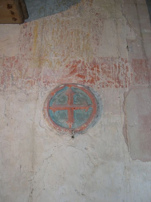 Eglise Notre-Dame de Villevillon : Mur extérieur, détail d’un bas-relief représentant une croix de consécration