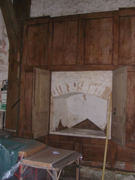 Eglise Notre-Dame de Villevillon : Détail des lambris de revêtement ouvrant sur le lavabo