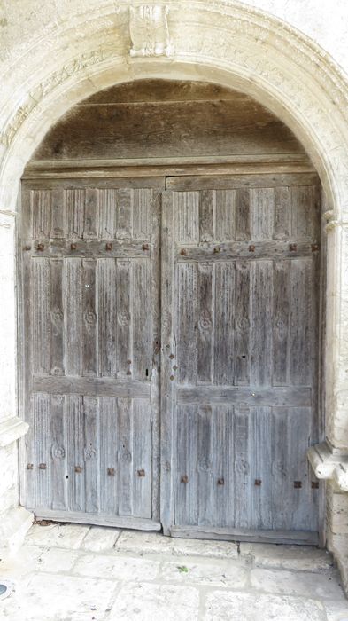 Eglise Saint-Avit : Portail occidental, vue générale des vantaux