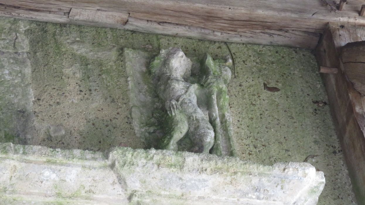 Eglise Saint-Avit : Portail occidental, détail sculpté