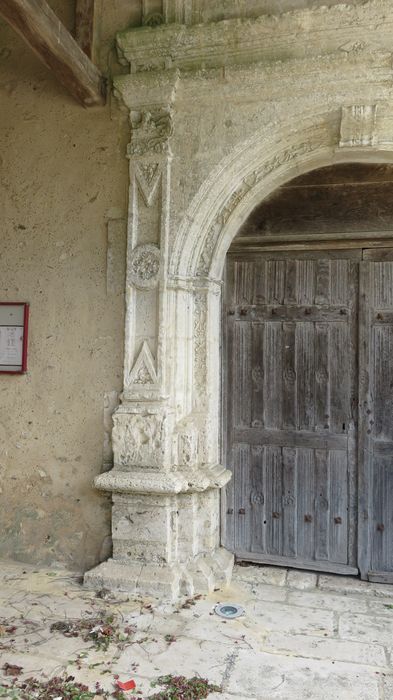 Eglise Saint-Avit : Portail occidental, vue partielle