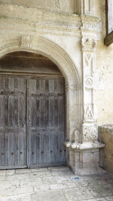 Eglise Saint-Avit : Portail occidental, vue partielle