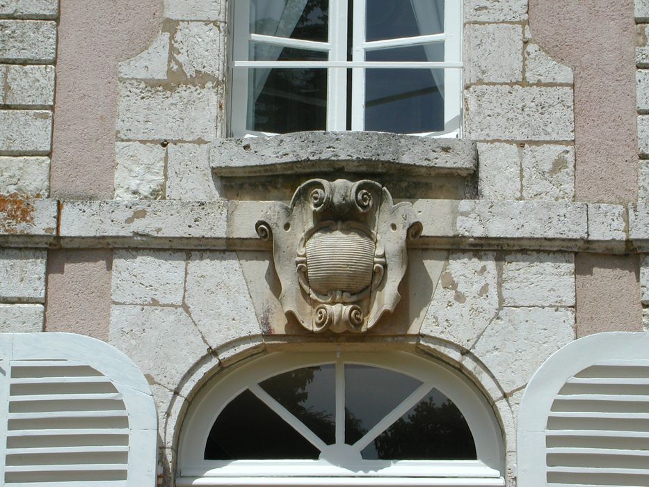 Château : Façade sud, porte fenêtre axiale, détail de la clef de voûte