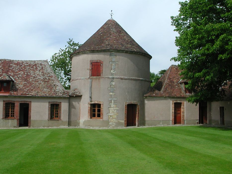 Château : Pigeonnier, vue générale