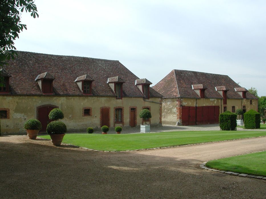 Château : Communs, ensemble est, vue générale