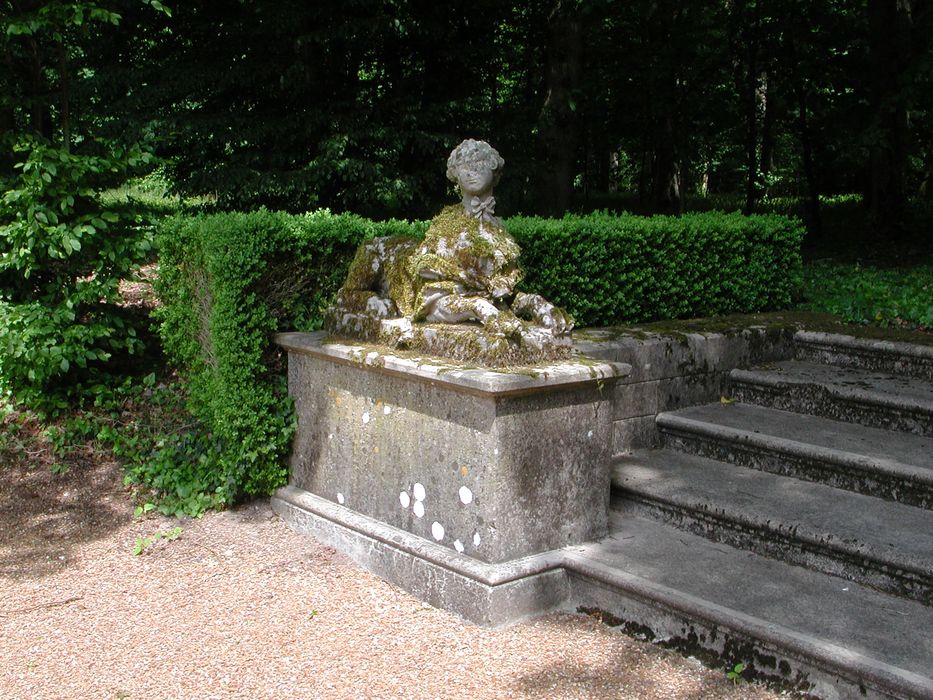 Château : Parc, détail d’une statue