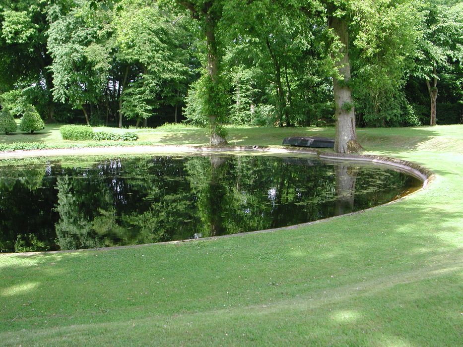 Château : Parc, pièce d’eau, vue partielle