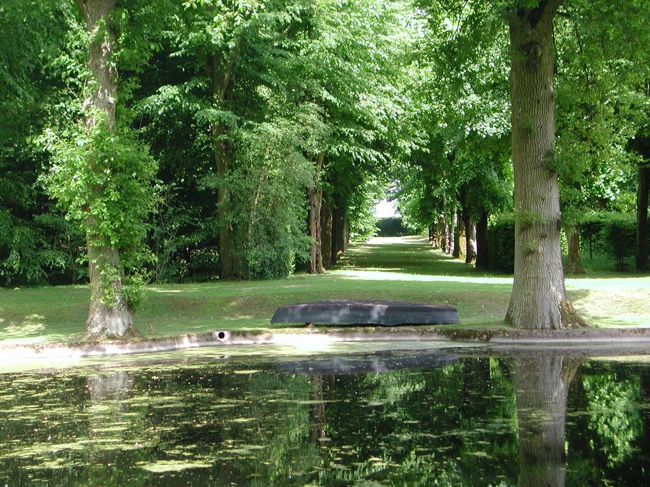 Château : Parc, pièce d’eau, vue partielle