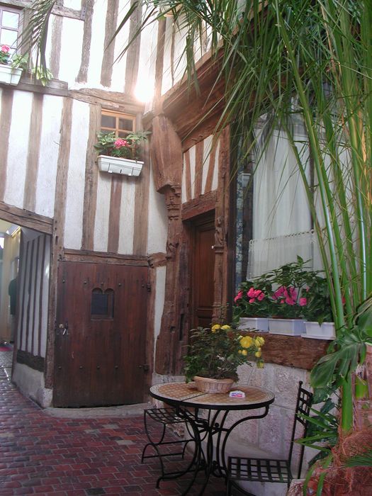 Maison à pans de bois : Façade sur cour, vue partielle