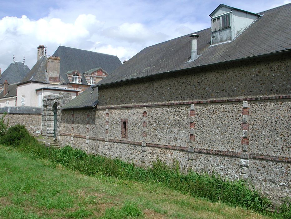 Château de Vauventriers : Communs, façade postérieure, vue générale