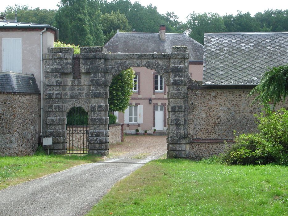 Château de Vauventriers : Porche d’accès à la cour, vue générale