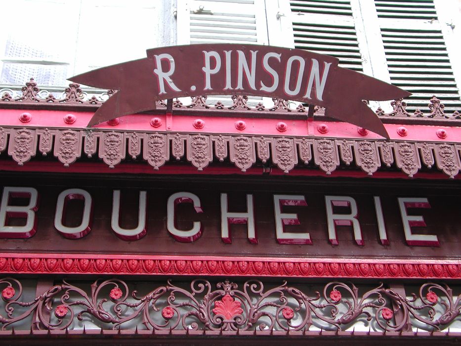 "Boucherie "Pinson" : devanture, vue partielle"