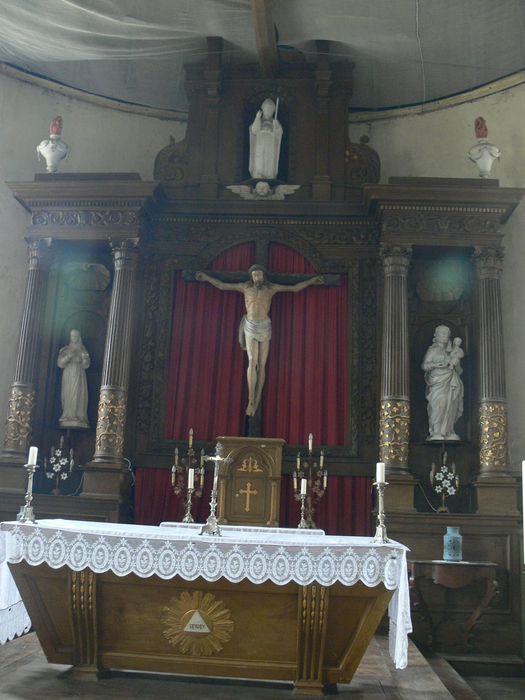 Retable du maître-autel avec le tableau de l'Assomption de la Vierge, boiseries latérales, 3 statues : saint évêque, Sainte femme, Saint Joseph et l'Enfant Jésus