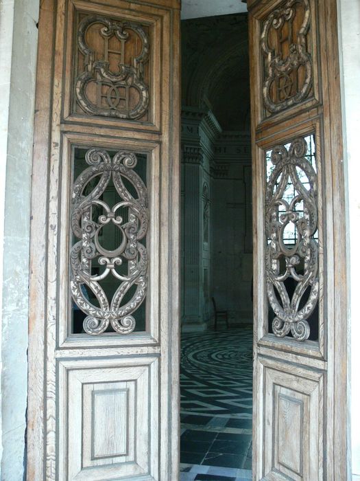 chapelle du château : Détail des vantaux de la porte d’accès