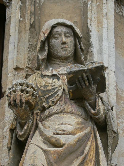 Eglise Saint-Cyr et Sainte-Julitte : Portail occidental, détail d’une statue, sainte femme