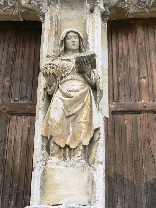 Eglise Saint-Cyr et Sainte-Julitte : Portail occidental, détail d’une statue, sainte femme