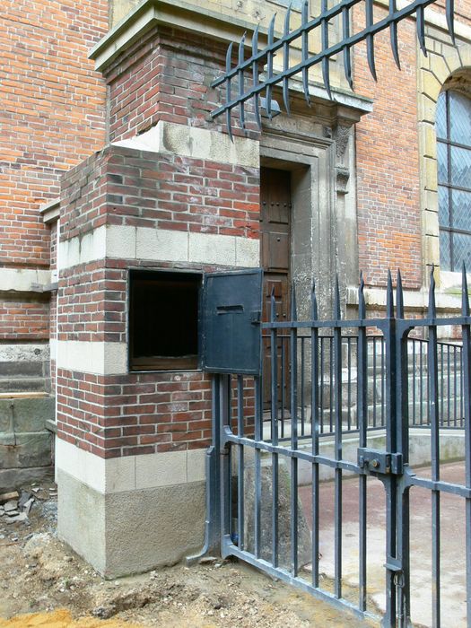 Ancien Hôtel-Dieu de Dreux : Détail du pilier abritant de la tour d’abandon