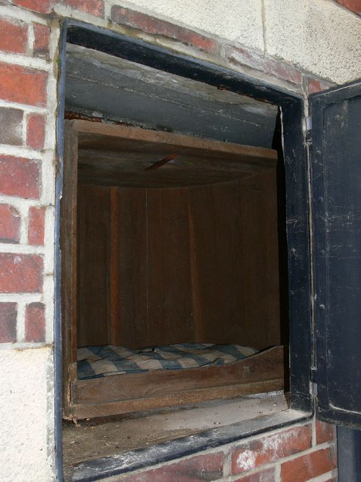 Ancien Hôtel-Dieu de Dreux : Détail de la niche aménagée dans le pilier de la tour d’abandon