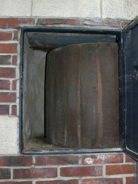 Ancien Hôtel-Dieu de Dreux : Détail de la niche aménagée dans le pilier de la tour d’abandon