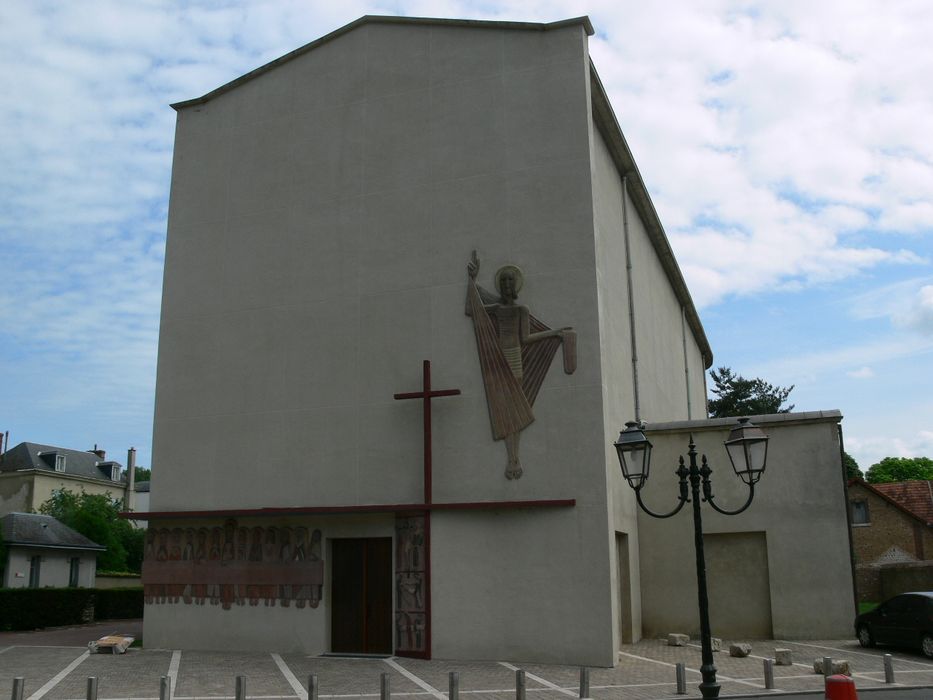 Eglise Saint-Lazare : Façade occidentale, vue générale