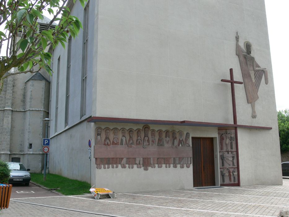 Eglise Saint-Lazare : Façade occidentale, vue partielle