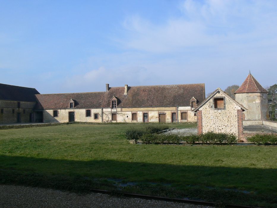 Château de la Gadelière : Communs, ensemnle sud-est, vue générale