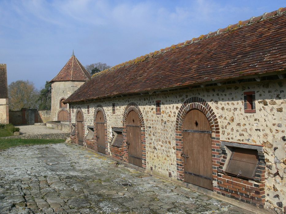 Château de la Gadelière : Communs, soues, façade sud-ouest, vue générale