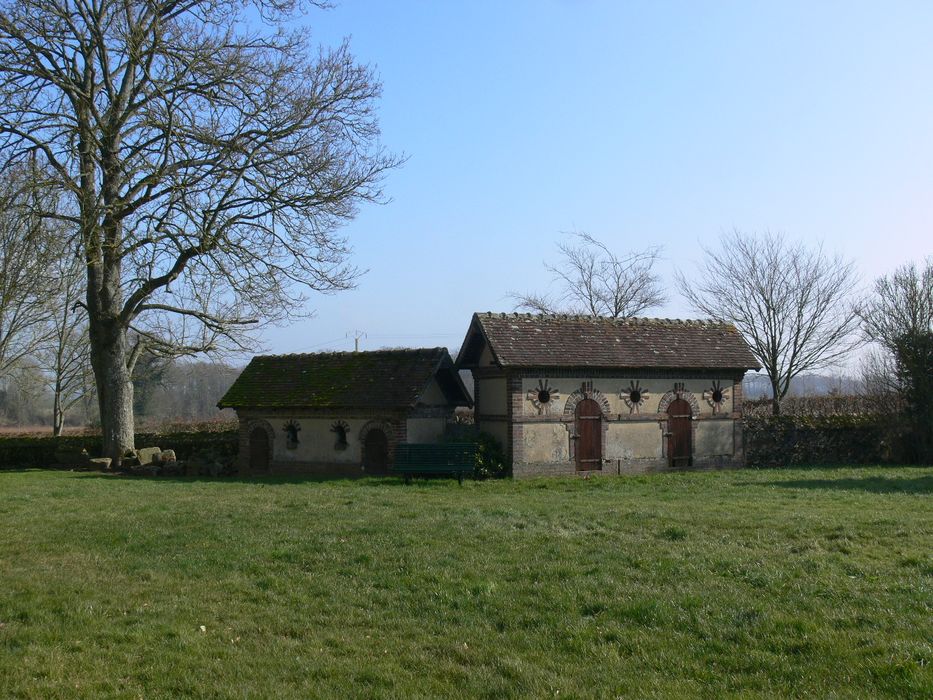 Château de la Gadelière : Batiments de ferme annexes, vue générale