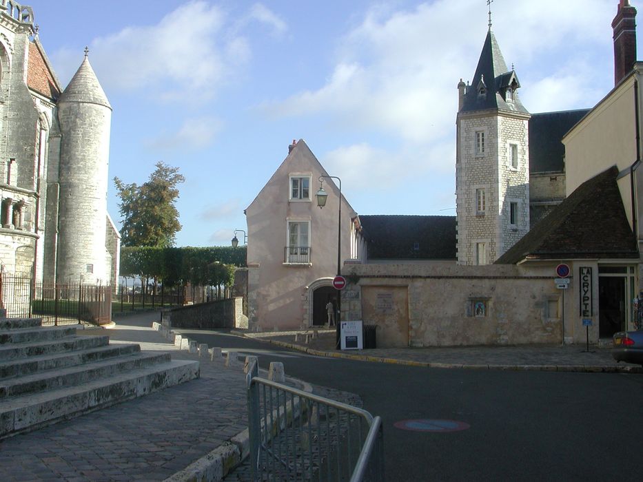 Maison canoniale : Vue générale de la façade sur ue dans son environnement