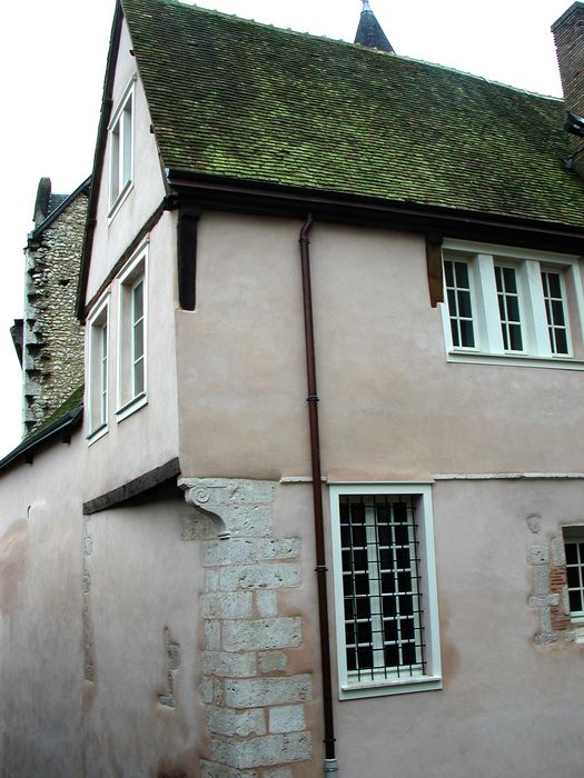 Maison canoniale : Façade latérale sur rue, vue partielle