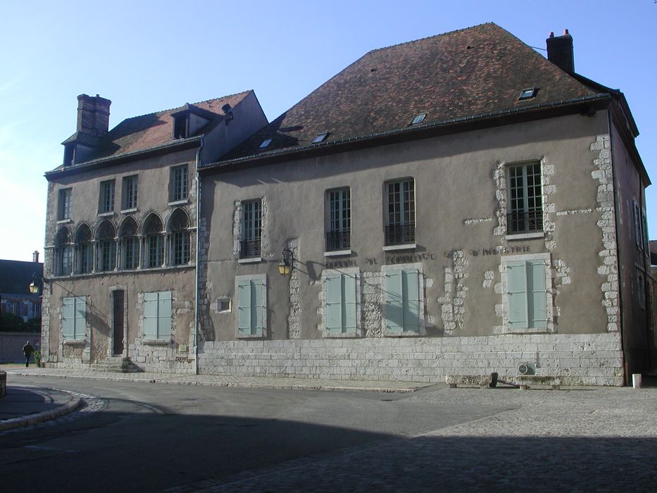 Maison sise place de la Cathédrale, en face de la tour Nord de la cathédrale : Façade sur rue, vue générale