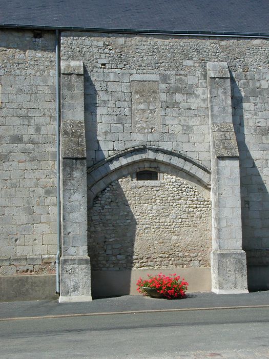 Ancienne grange dîmière : Façade sud-est, ancien porche, vue générale