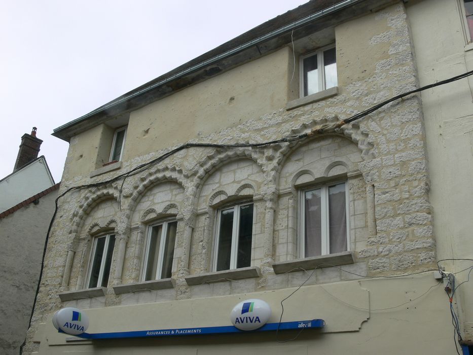 Maison romane : Façade sur rue, vue partielle