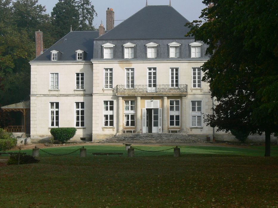 Château d'Arnouville : Façade sud, vue générale